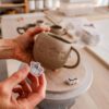 Lepienie kubka z gliny ceramicznej