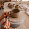 Lepienie kubka z gliny ceramicznej