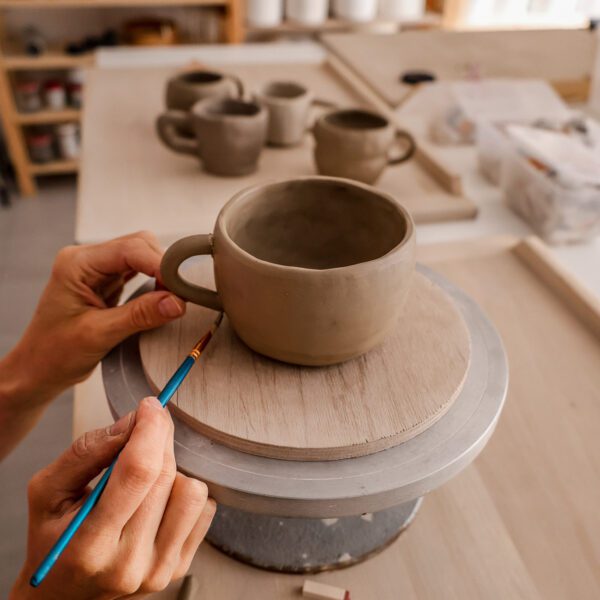 Lepienie kubka z gliny ceramicznej