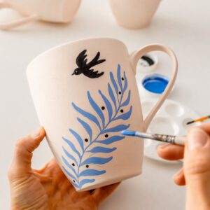 Malowanie kubka ceramicznego farbami