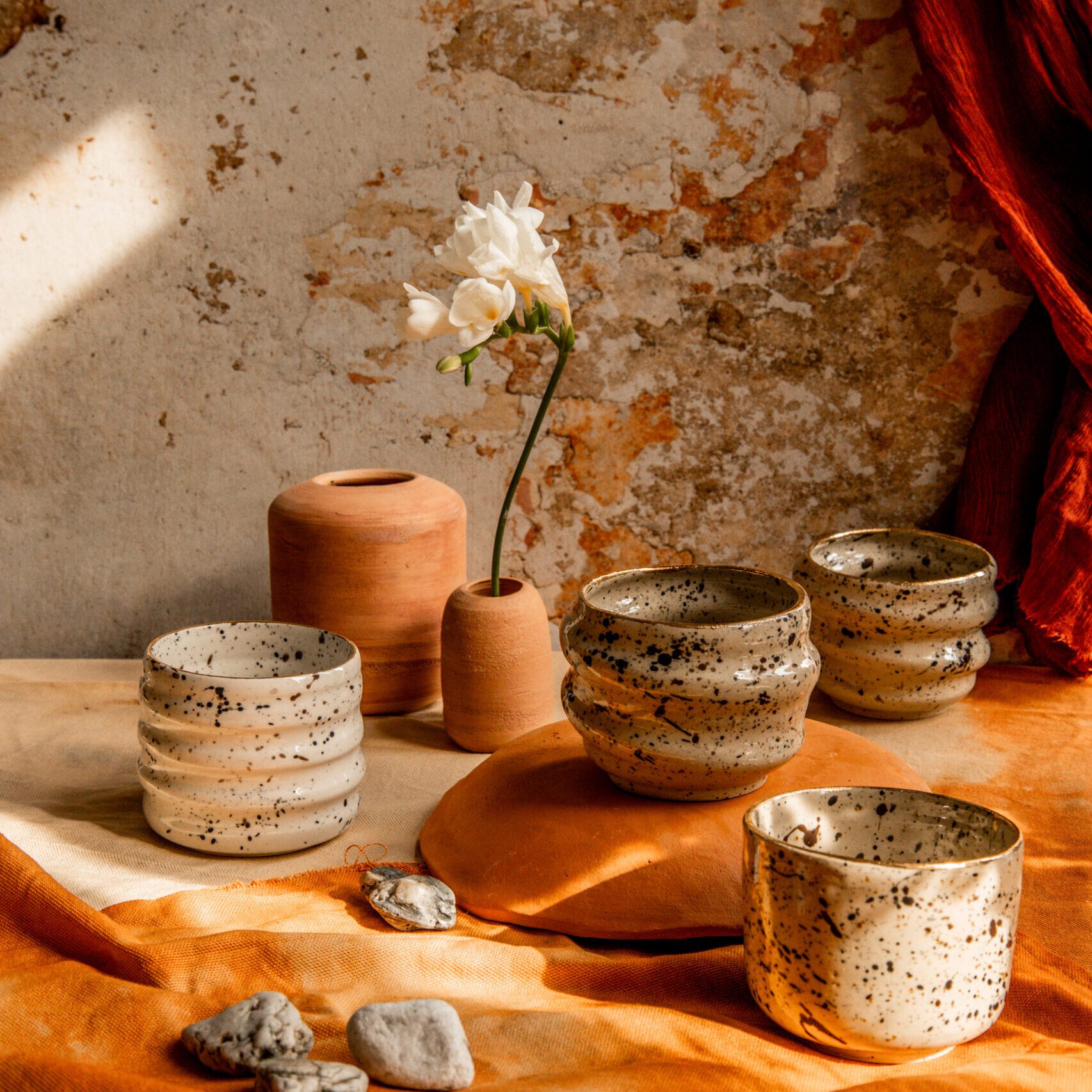 Naczynia ceramiczne w plamki i ciapki