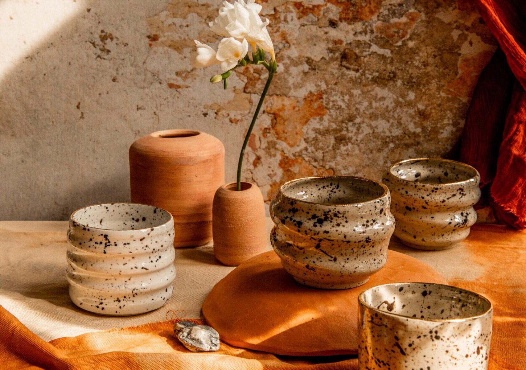 Naczynia ceramiczne w plamki i ciapki