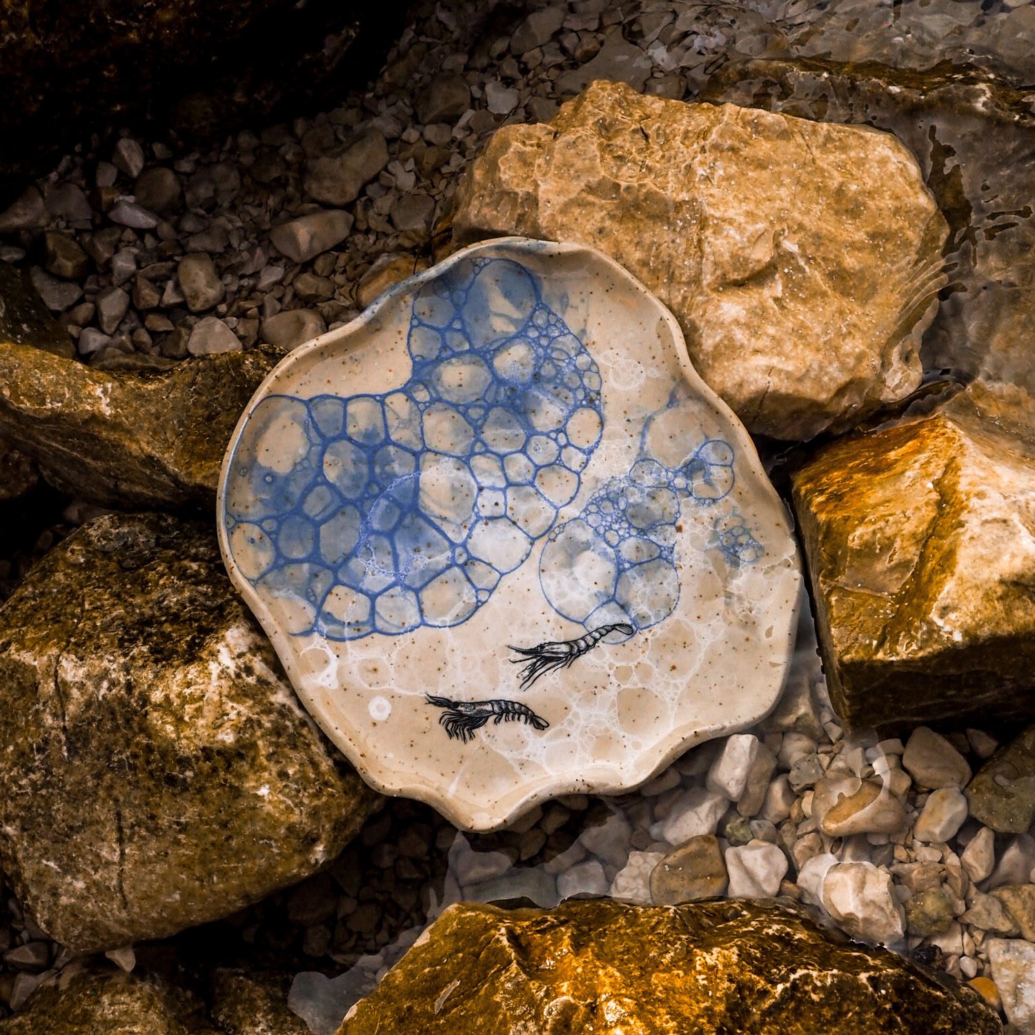 Talerz ozdobiony motywem krewetek oraz kolorowymi bąbelkami