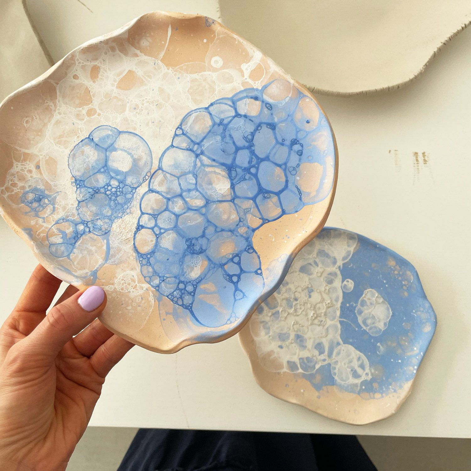 morskie-opowieści Talerze ozdobione motywem kolorowych bąbelków