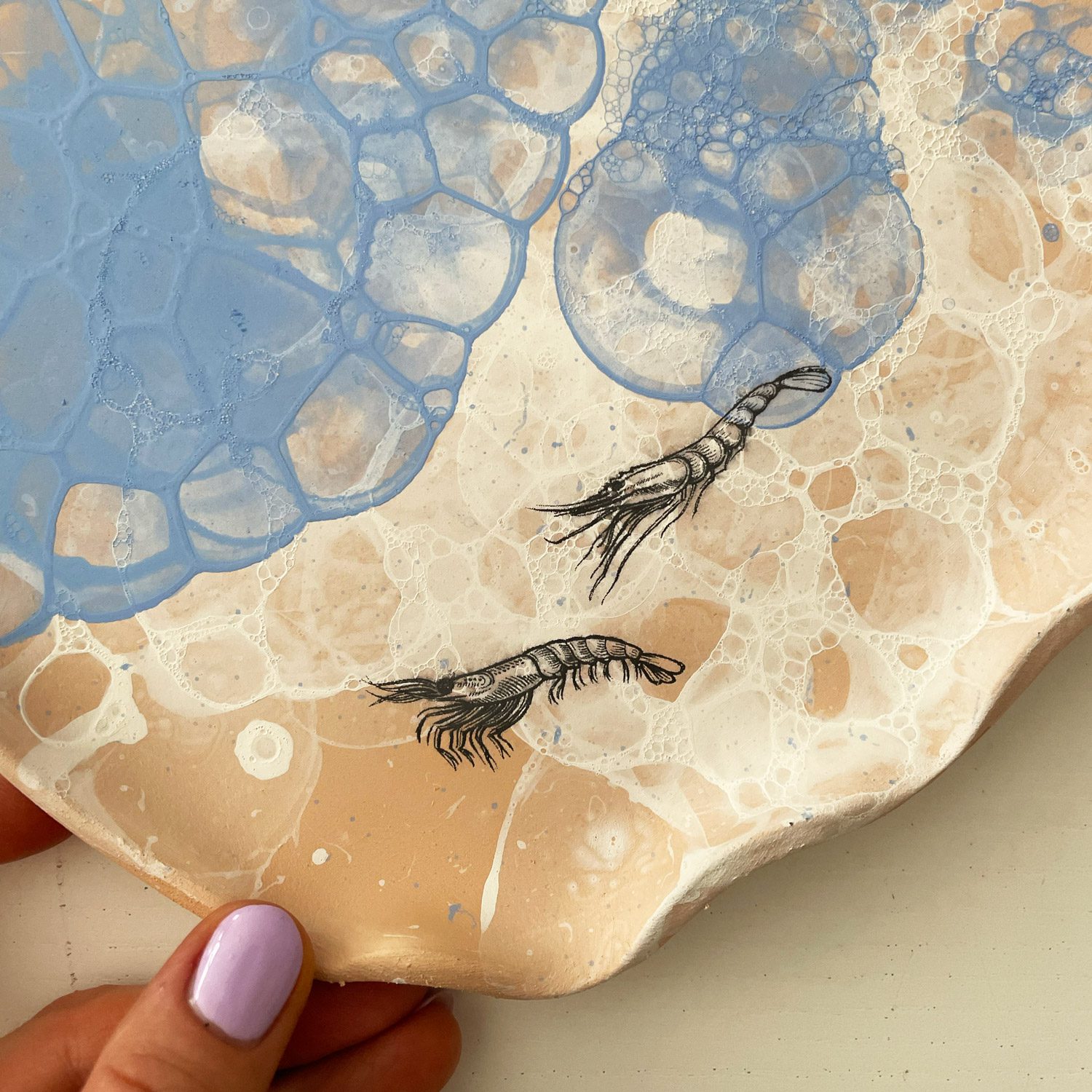 morskie-opowieści Talerz z gliny ozdobiony motywem krewetek i kolorowymi bąbelkami