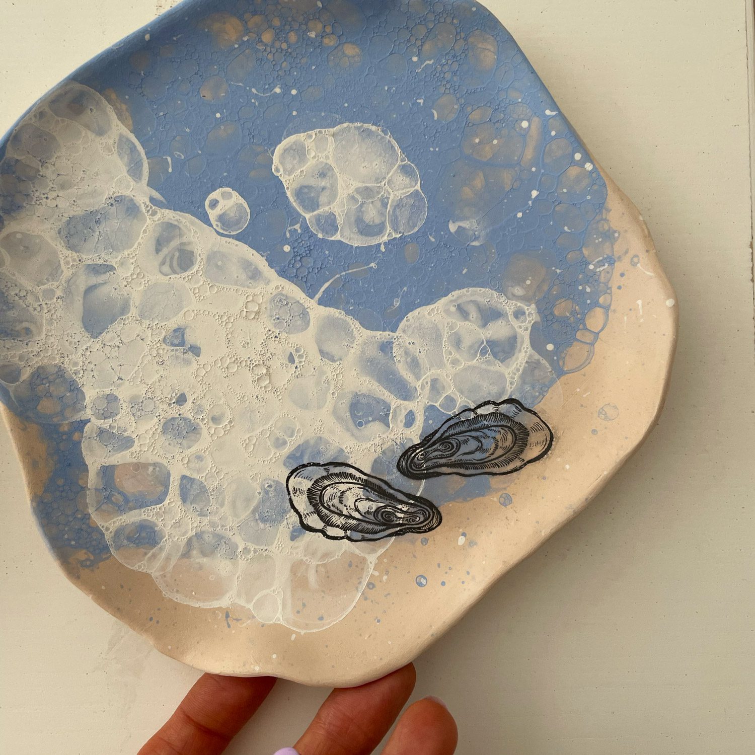 morskie-opowieści Talerz ozdobiony motywem ostryg i kolorowymi bąbelkami