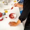 Szkliwienie pędzlem ceramicznej miski