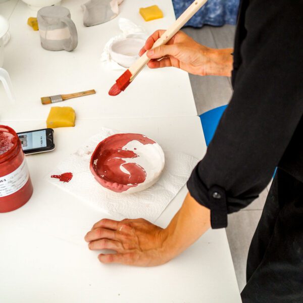 Szkliwienie pędzlem ceramicznej miski