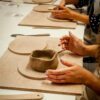 Miseczki lepione przez uczniów na zajęciach ceramicznych