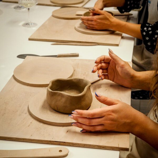 Miseczki lepione przez uczniów na zajęciach ceramicznych