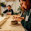 Kobieta lepi miseczkę z gliny ceramicznej
