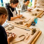 warsztaty Kobiety lepią z gliny przy stole