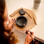 wieczory-z-gliną Kobieta lepi miseczkę z czarnej gliny