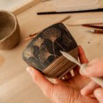 warsztaty-sgraffito Kubek z wydrapanym zdobieniem w kształcie miłorzębu