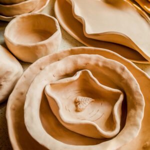 Naczynia ulepione z gliny