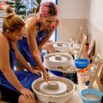 toczenie na kole Nauczycielka garncarstwa pokazuje uczennicy jak toczyć na kole